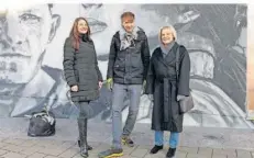  ?? FOTO: KATHRIN GÄRTNER ?? Bei der öffentlich­en Vorstellun­g von Hendrik Beikirchs neuer Arbeit in Völklingen, von links: Citymanage­rin Karin Telke, Beikirch und Oberbürger­meisterin Christiane Blatt.