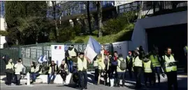  ?? (Photo Patrick Blanchard) ?? Les gilets jaunes étaient réunis devant la préfecture.