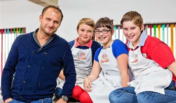  ?? FOTO VTM ?? Wout Bru met zijn drie finalisten, Dino, Fleur en Jarne. “In het begin deed ik mee voor de fun, maar nu ik nog maar het enige meisje ben, komt het competitie­gevoel toch boven”, zegt Fleur.