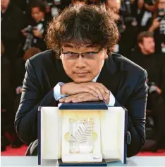  ?? Foto: Alberto Pizzoli, afp ?? Erstmals geht der Hauptpreis des Filmfests in Cannes nach Südkorea. Regisseur Bong Joon-ho holte die Goldene Palme für seinen Film „Parasite“.