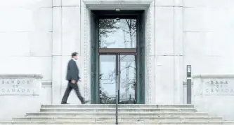  ?? THE CANADIAN PRESS FILES ?? A security guard walks past the Bank of Canada in September.