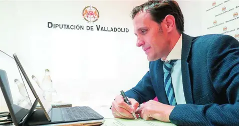  ?? DIP. VALLADOLID ?? El presidente de la Diputación de Valladolid, Conrado Íscar, durante el pleno telemático en el que se ha aprobado la financiaci­ón para el Plan de Choque frente a la Covid-19