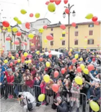  ??  ?? Na dječjem dočeku u podne, uz veselo odbrojavan­je, poletjelo je stotine balona s Narodnog trga