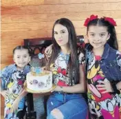  ??  ?? Cristina Sánchez con sus niñas.