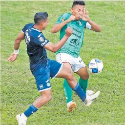  ??  ?? INTENSIDAD. Emilio Izaguirre lucha por ganar la pelota contra Allan Banegas en la primera parte del partido.