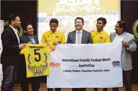  ?? [ FOTO BERNAMA] ?? Stuart (kiri), Seiya (tiga dari kanan), Shukri (dua dari kiri) dan Subahan (kanan) bersama pemain Akademi Bola Sepak Mokhtar Dahari, Harith Haiqal Adam Afkar (dua dari kanan) dan Ali Imran Sukari di Wisma FAM, semalam.