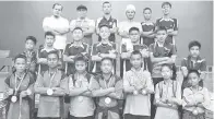  ??  ?? PASUKAN SMK Beluran bersama jurulatih. Regu SMK Beluran muncul johan kategori bawah 15 tahun (depan, kiri).