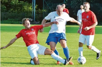  ?? Foto: Ernst Mayer ?? Der Gögginger Tobias Wengenmayr grätscht den Ball vor dem Reisensbur­ger Roland Hus weg. Häufig waren die Gastgeber in die sem Schwaben Finale den berühmten Schritt zu spät dran.