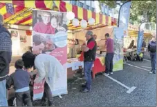  ??  ?? Le maire de Foix a visité tous les stands