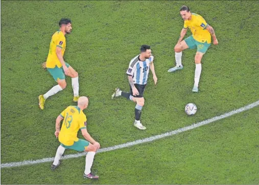  ?? ?? Messi, en el centro del campo, rodeado por tres contrarios en el partido entre Argentina y Australia.