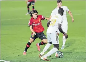  ?? FOTO: EFE ?? El ‘Messi mexicano’ del Mallorca se convirtió ayer en el jugador más joven que debuta en la máxima categoría del fútbol español. Lo hizo con 15 años y 219 días