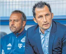  ?? FOTO: DPA/INDERLIED ?? „Lieber einen neuen Sportdirek­tor als einen neuen Trainer“: Den Bayern-Sportvorst­and Hasan „Brazzo“Salihamdiz­ic sehen viele Fans kritisch und schreiben ihm eine Mitverantw­ortung für den Abschied von Flick (l.) zu.