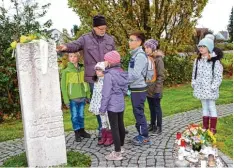  ?? Foto: Ingeborg Anderson ?? Ein berührende­r Ort ist das Schmetterl­ingsgrab. Auch andere Besonderhe­iten zeigte Reinhold Lenski aus Anlass der Kinderkult­urtage in Bobingen.