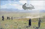  ?? AFP/FILE ?? ■
A US military Chinook helicopter lands on a field outside the governor's palace in Maidan Shahr, Afghanista­n.