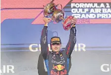  ?? ?? Max Verstappen (26 años) levanta el trofeo conseguido ayer.