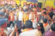  ?? ANI ?? BJP’S Ravi Kishan addresses supporters in Surat on Monday.