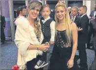  ??  ?? El vestido de Shakira, a debate en las redes al estar ‘repetido’