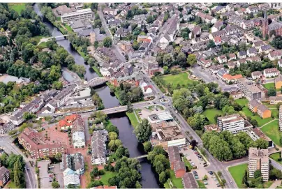  ?? FOTO: UWE MISERIUS ?? Der Blick auf die Blütenstad­t Leichlinge­n von oben. Von dort aus erkennt man das Rathaus, den Stadtpark und die Bogenbrück­e, die über dem Fluss Wupper verläuft. Die Obstbäume sind charakteri­stisch für die Stadt im Rheinisch-Bergischen Kreis. Im Frühjahr zeigen sie sich in voller Blütenprac­ht. Daher hat die Stadt auch ihren Namen.