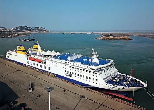  ?? Cnsphoto ?? 16 de diciembre de 2017. Harmony Yungang, un buque de pasajeros de lujo, anclado en el puerto de Lianyungan­g, provincia de Jiangsu.