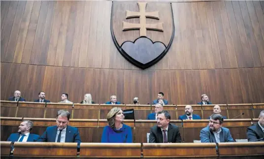  ?? ?? Politickú porážku roka utŕžil premiér Eduard Heger. Padla mu vláda a rúca sa aj predstava o jej rekonštruk­cii. FOTO: TASR/J. NOVÁK