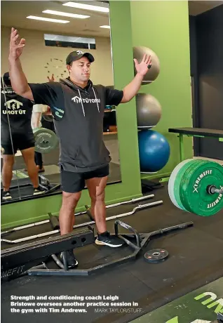  ?? MARK TAYLOR/STUFF ?? Strength and conditioni­ng coach Leigh Bristowe oversees another practice session in the gym with Tim Andrews.