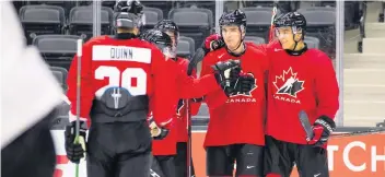  ?? PHOTO ROB WALLATOR, HOCKEY CANADA IMAGES ?? Justin Barron est félicité par ses coéquipier­s après avoir inscrit un but lors du match intra-équipe disputé dans le cadre du camp de sélection D’ÉCJ, samedi soir.