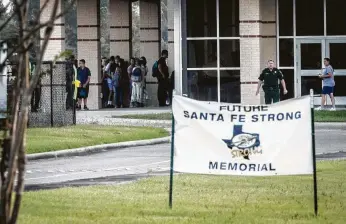  ?? Marie D. De Jesús / Staff photograph­er ?? For some Santa Fe students, Monday was their first time at the school since the May 18 shooting.