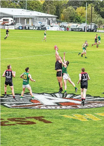  ?? Photograph­s by CRAIG JOHNSON. ?? The Anzac logo looks pristine as Warragul’s Sam Whibley and Leongatha’s Levi Hickey duel in the ruck.