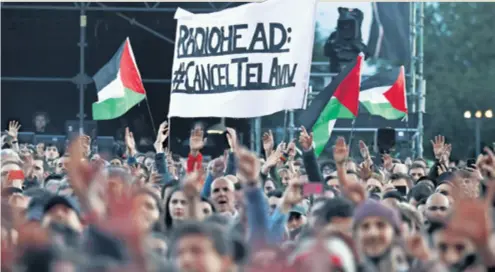  ??  ?? U Glasgowu im je publika mahala palestinsk­im zastavama