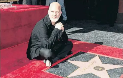  ?? PAUL ARCHULETA / GETTY ?? Con estrella
La brillante trayectori­a de Ryan Murphy le ha llevado ya a tener el honor de contar con una estrella en el Paseo de la Fama de Hollywood desde diciembre del 2018