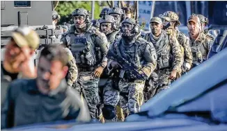  ?? JOHN SPINK /JSPINK@AJC.COM ?? SWAT officers engaged in a five-hour standoff at a DeKalb County motel before subduing and arresting a suspect in the attempted robbery of a nearby Waffle House early Monday morning. The standoff ended around 8 a.m. at the Knights Inn in the 2900 block...