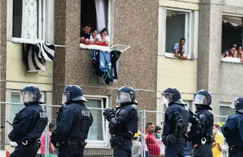  ?? FOTO: PFÖRTNER / DPA ?? Die Polizei in Göttingen bewacht einen Wohnblock unter Quarantäne. Der Bau mit seinen 700 Bewohnern gilt als Corona-Brennpunkt.