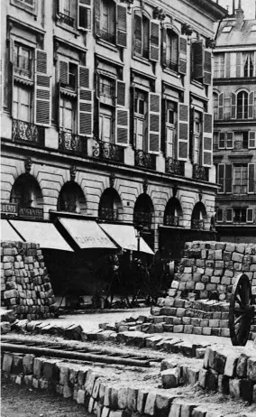  ??  ?? A la dcha., barricada durante la Comuna de París, 1871.