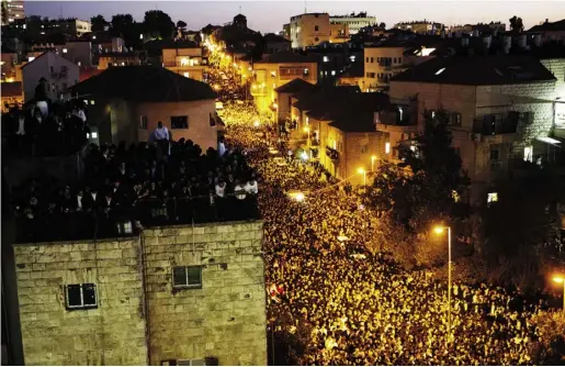  ?? MENAHEM KAHANA / AFP / GETTY IMAGES ?? Hundreds of thousands of Ultra-Orthodox Jewish mourners attend Rabbi Ovadia Yosef’s funeral in Jerusalem on Monday.