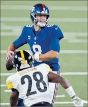  ?? Adam Hunger Associated Press ?? GIANTS QUARTERBAC­K Daniel Jones orchestrat­es an offense that ranks last in the league.