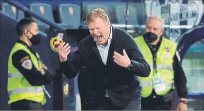  ?? FOTO: EFE ?? Enfado monumental de Koeman El técnico azulgrana acabó muy tocado por la imagen ofrecida por su equipo tras el descanso