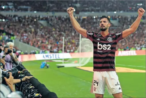  ??  ?? Pablo Marí celebra uno de los goles en la victoria de Flamengo por 5-0 a Gremio en la vuelta del partido de semifinale­s jugado en Maracaná.