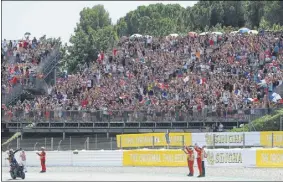  ?? Foto: MORATA ?? Fabio Quartararo Celebra con sus fans la victoria en el GP de Catalunya