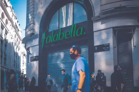  ??  ?? Calle céntrica de Buenos Aires. Diversas empresas han decidido cerrar sus puertas o limitar su actividad por la crisis en Argentina.