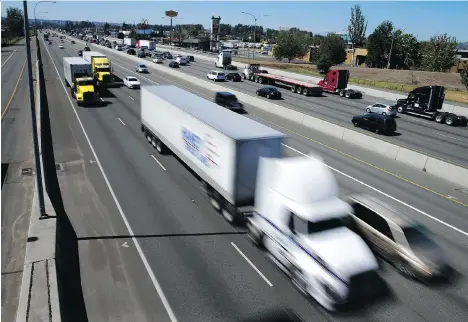  ?? TED S. WARREN/ THE ASSOCIATED PRESS ?? The U.S. government wants to limit how fast trucks, buses and other large vehicles can drive on the nation’s highways. A new regulation posted Friday would impose the nationwide limit by electronic­ally capping speeds with a device on newly made U.S....