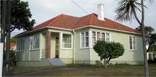  ?? SIMON DEVITT ?? A World War II era state house, with weatherboa­rd cladding and a tiled roof.