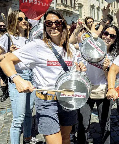  ?? (foto Barsoum/LaPresse) ?? In piazza Santi Apostoli la protesta delle «Pentole vuote»