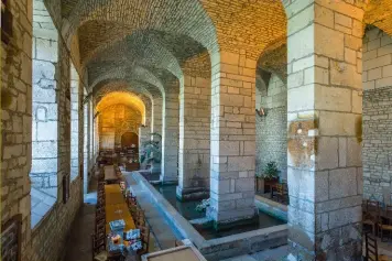 ??  ?? Située à Villesous-la-Ferté, l’abbaye de Clairvaux (1115) fut le modèle du monastère cistercien. Transformé­e en prison en 1804, elle fermera ses portes en 2022.