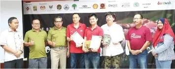  ??  ?? Zolkipli (third left) in a photocall with winners of 8th Internatio­nal Bornean Frog Race 2019 and others.