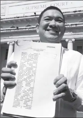  ?? EDD GUMBAN ?? House Majority Leader Rolando Andaya Jr. files a petition before the Supreme Court yesterday to compel Budget Secretary Benjamin Diokno to release the fourth tranche of salary increase for state workers.