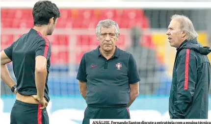  ??  ?? ANÁLISE. Fernando Santos discute a estratégia com a equipa técnica