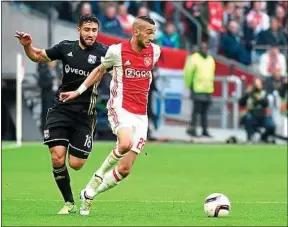  ??  ?? L’internatio­nal marocain a su tourmenter Nabil Fekir et l’OL à Amsterdam.