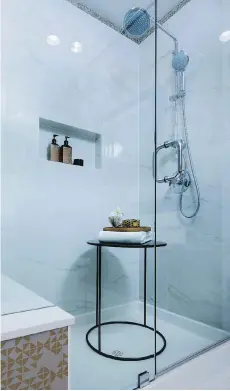  ??  ?? Large frameless showers have built-in benches and niches for toiletries.