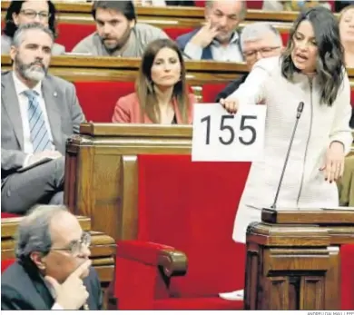  ?? ANDREU DALMAU / EFE ?? La líder de Cs, Inés Arrimadas, interpela al presidente de la Generalita­t, Quim Torra, ayer en el ‘Parlament’.