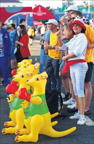  ??  ?? CANGUROS ‘SOCCEROOS’. La aficiòn australian­a acudió con sus mascotas hinchables.